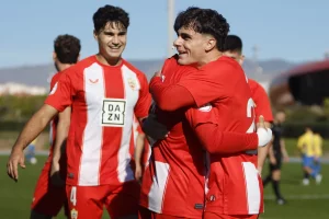 Jugadores del Almería B celebrando un gol en su partido contra el Cádiz Mirandilla.