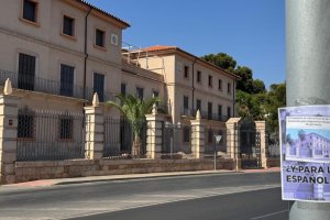 Carteles de protesta ante el edificio del Seminario de Almería.