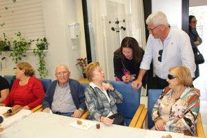 Ismael Torres, alcalde del municipio, visita el Centro Social de la Tercera Edad.