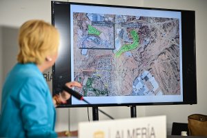 Eloísa Cabrera señalando el suelo para el traslado de las gacelas