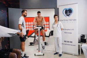 La estrella del Granada pedalea mientras realiza pruebas médicas.