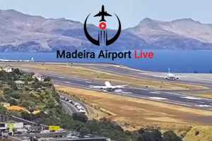 Imagen del Airbus procedente de Almería al borde de la pista del Aeropuerto de Madeira.