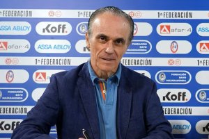 Pedro Arribas firmando la compra del Cartagena para devolverlo a LaLiga.