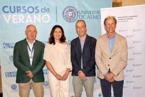 Gabriel Aguilera, Vicerrector de Sostenibilidad, Salud y Deportes, Magdalena Cantero, presidenta de AECC Almería, Philippe Tobler, investigador en neuroeconomía de la Universidad de Zurich y Andrés Martín, Fundador del Instituto esMindfulness.