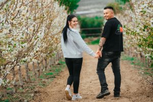 Sorina y Ovidio paseando en su finca: 'La bonita'.