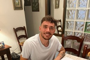 El jugador Manu Hita firmando su contrato con su nuevo equipo.