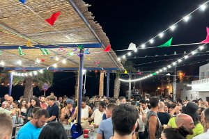 Imagen de la plaza principal de la Isleta del Moro, durante sus fiestas