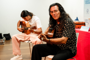 José Fernández, Tomatito, junto a su hijo, José del Tomate, durante la primera clase del curso.