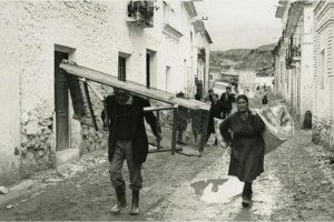 Hombres y mujeres de Partaloa rescatando muebles y enseres elementales de sus casas tras el horror del terremoto acaecido el 16 de marzo de 1972.
Hombres y mujeres de Partaloa rescatando muebles y enseres elementales de sus casas tras el horror del terremoto acaecido el 16 de marzo de 1972.