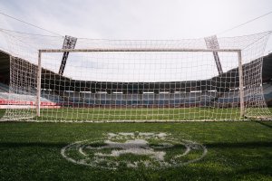 Los jardineros de la Cultural ya trabajan para dejar el campo como una alfombra.