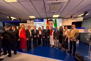 Almerienses con Juanma Moreno en Madrid.