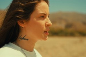 Menez en un frame de su último videoclip 'Vuela'.