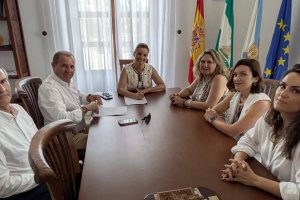 La alcaldesa de Albox, concejales y el Presidente de la Cámara de Comercio de Almería firmando el convenio.