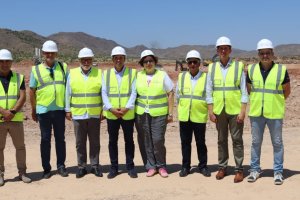 Foto de familia con el alcalde de Antas, Pedro Ridao, la secretaria de Estado de Agricultura y Alimentación, Begoña García, y el presidente de Sociedad Estatal de Infraestructuras Agrarias (SEIASA), Francisco Rodríguez.