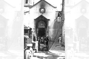 Una brigada municipal sofocando el incendio en la puerta de la iglesia de Santo Domingo en julio de 1936.