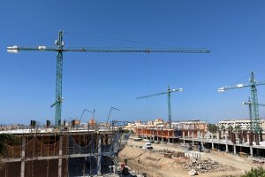 Imagen actual de El Toyo, en la calle Juegos de Atenas, donde han vuelto las grúas.