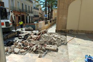 El suelo que pusieron hace poco más de un mes vuelve a ser levantado.