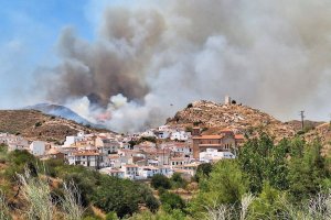 Imagen del término municipal de Lubrín durante el incendio declarado este sábado.