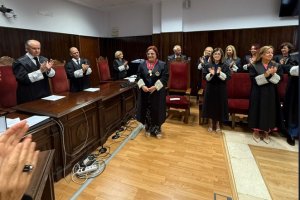 La Sala Noble de la Audiencia Provincial se pone en pie para homenajear a María José Cañizares.