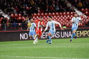 Nélson Monte en el centro de la imagen en el Almería-Málaga.