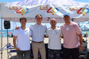 El alcalde de Vera, Alfonso García (segundo por la izquierda) junto con los responsables de Vera Surfing, Adrián Gil y Cristian Giaccio y con el periodista Guillermo Mirón (primero por la izquierda).