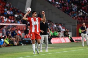 El defensa del Almería espera noticias y en las últimas horas ha ganado fuerza la opción de irse a la Premier.