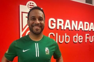 Sena en el Nuevo Los Cármenes con la camiseta de Andalucía.