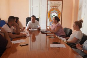 El Ayuntamiento de Carboneras licita el servicio de limpieza y parques y jardines.