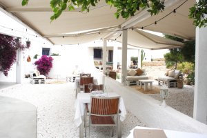 Uno de los espacios del restaurante Alma, en Agua Amarga.