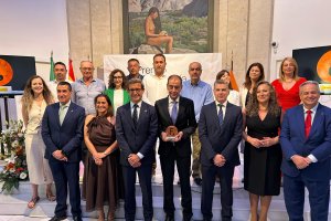 Autoridades en la entrega del Premio del Colegio de Economistas en la capilla del antiguo Hospital Provincial.