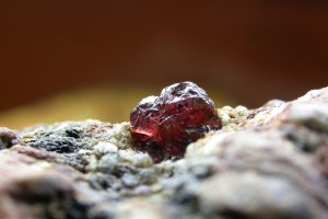 Granate incrustado en el volcán de Níjar.