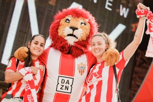Dos aficionadas llegando al Mediterráneo se hicieron la foto con la mascota rojiblanca, Rozam.