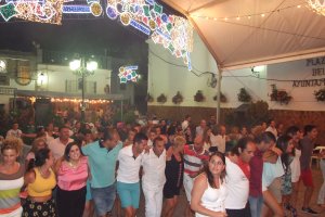 Animada verbena popular en Olula de Castro, un pueblo de solo 180 habitantes.