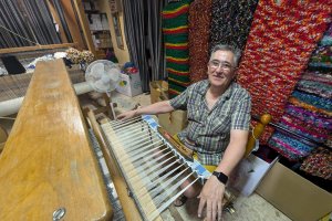 Bernardo Ocaña en su telar de jarapas.
