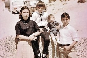 Manolico Jerez con su camisa blanca y su pantalon claro de los domingos en el barrio de Pescadería.