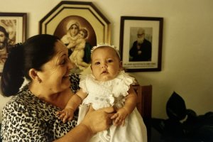 Antonia en el bautizo de su primera nieta, Ana