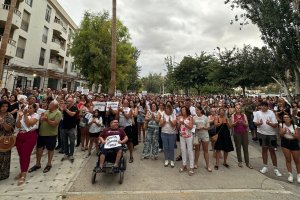 Asistentes al acto en apoyo de la víctima de la agresión.