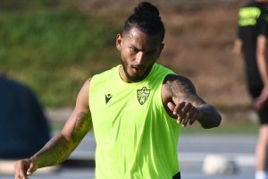 Luis Suárez empezó la pretemporada con el Almería pero ya viaja a Portugal para cerrar su fichaje por el Sporting CP.