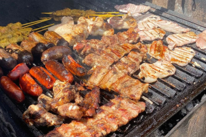La brasa de Taberna La Plaza, el alma de su cocina, a pleno rendimiento.