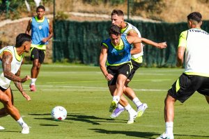 Sergio Arribas en el entrenamiento del Almería en Marbella. El centrocampista afrontará su tercera campaña en el club.
