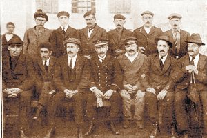 Junta del Pósito de Pescadores  de Almería en 1921. En el centro, sentado, se ve a don Alfredo Saralegui
