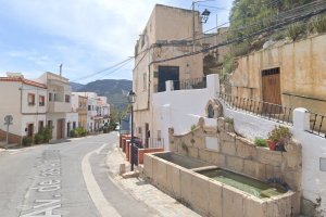La avenida de Las Alpujarras ha sido escenario de dos golpes a una casa y un almacén