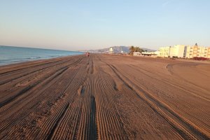 Playa de Vera tras los trabajos de limpieza por el temporal.