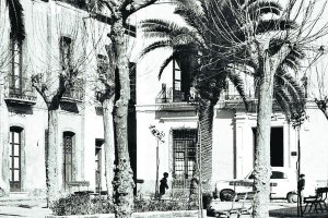 La Plaza Careaga en los años 60 cuando aún se mantenía abierta la lechería que vendía leche fresca a diario.