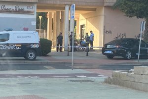 El juez de guardia autoriza el levantamiento del cadáver.