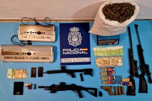 Armas de fuego encontradas en el registro de las dos viviendas en Almería.
