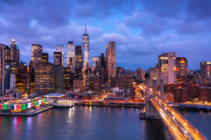 Una vista aérea de Nueva York al anochecer.