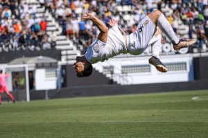 Rodri volando por el cielo celebrando uno de sus goles con el Ceuta.