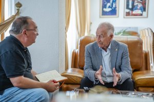 Gabriel Amat, a la derecha, durante la entrevista con La Voz de Almería.