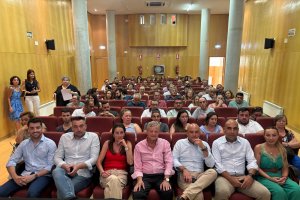 La delegada del Gobierno de la Junta de Andalucía en Almería, Aránzazu Martín, ha entregado en Los Vélez las resoluciones de las subvenciones para la adquisición de maquinaria